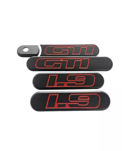 Il Custode Kit scavato per Peugeot 205 GTI 1.9 nero con Logo, un accessorio di personalizzazione che non passa inosservato