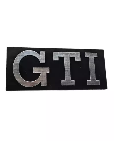 Logo della calandra cromata della Golf 1 GTI