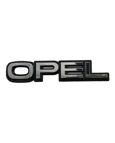Logotipo cromado del maletero de Opel
