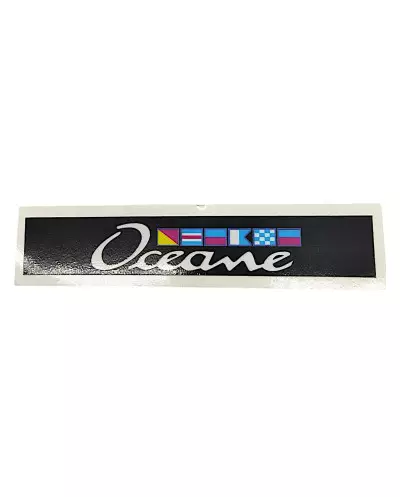 Oceane Trunkロゴステッカー、プジョー205の黒の背景